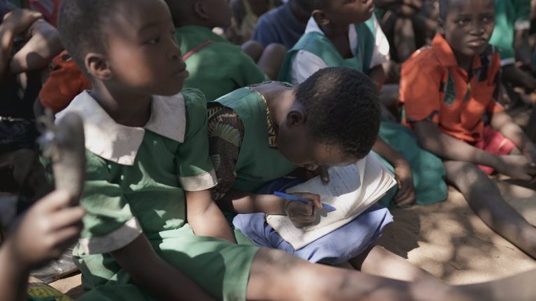 Vzdělávání i zdravotnictví v Malawi zajišťují až ze dvou třetin církevní projekty (Missio interview – Leoš Halbrštát, Filip Breindl)